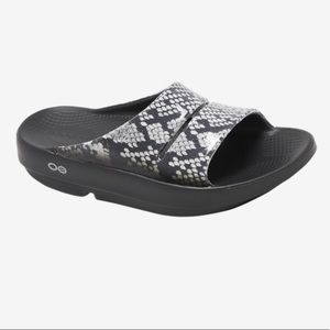 NWB OOFOS Ooahh Snake Slides